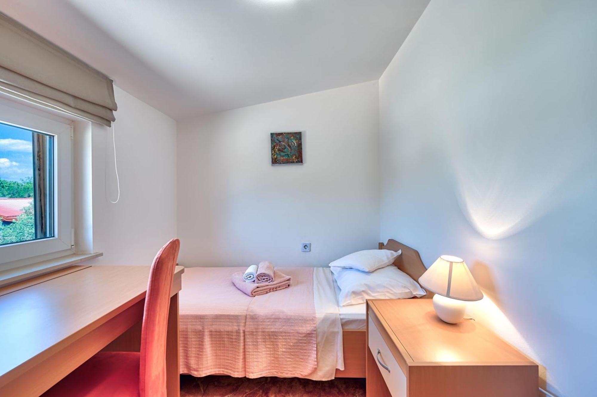 Teuta Apartments - A Beach And A Sea View Peroj Exterior photo